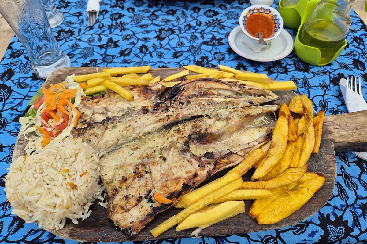 Barracuda lunch with rice and bread fruit chips - Onda Azul restaurant