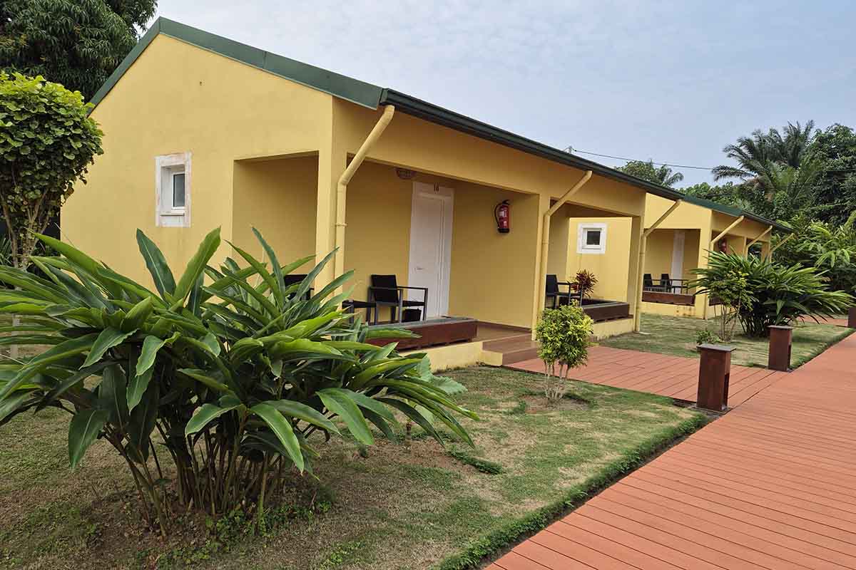 Yellow and green bungalows of Quinta Santa Rita – Principe